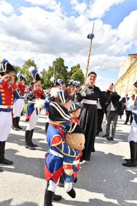 Ilse Aigner mit den Schleißheimer Schlosspfeifer Sommerempfang des Bayerischen Landtags 2026 Neuen Schloss Schleißheim München 21. Juli 2026 *** Ilse Aigner with the Schleißheim Palace Pipers at the Bavarian State Parliament’s 2026 Summer Reception, New Schleißheim Palace, Munich, July 21, 2026