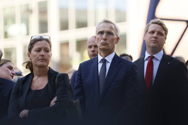 22. juli markering ved minnesmerket i Regjeringskvartalet Oslo 20260722. Finansminister Jend Stoltenberg (Ap) og utviklingsminister Asmund Grover Aukrust (Ap) 22. juli markering ved minnesmerket ved hoyblokka i Regjeringskvartalet. I ar er det 15 ar siden terrorangrepet hvor 77 mennesker mistet livet i 2011. Foto: Frederik Ringnes NTB Oslo Norge NSHjSd5mg7c EDITORIAL USE ONLY Ref:_BNCNSHjSd5mg7c.jpg *** July 22 commemoration at the memorial in the Government Quarter, Oslo, July 22, 2026. Finance Minister Jend Stoltenberg (Ap) and Development Minister Asmund Grover Aukrust (Ap). July 22 commemoration at the memorial at the Hoyblokka building in the Government Quarter. This year marks 15 years since the terrorist attack in which 77 p  Copyright: xFrederikxRingnesx xNTBx