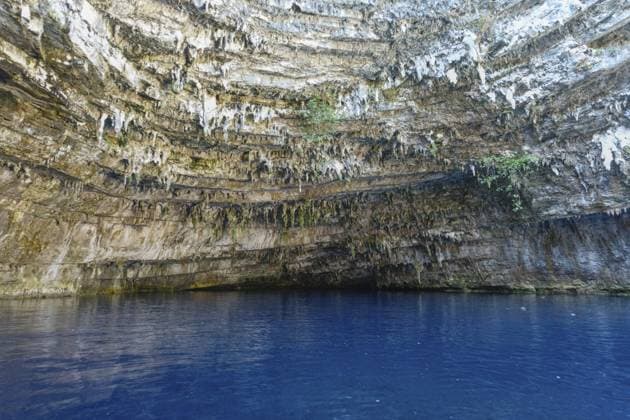 Creative Highlights World Blaues Wasser im Inneren einer Höhle, umgeben von Felsen, Melissani-Höhlensee, Karavomilos, Griechenland Blue water inside a cave surrounded by rocks, Melissani Cave Lake, Karavomilos, Greece Copyright: imageBROKER ag-pix ibxagg18100804.jpg