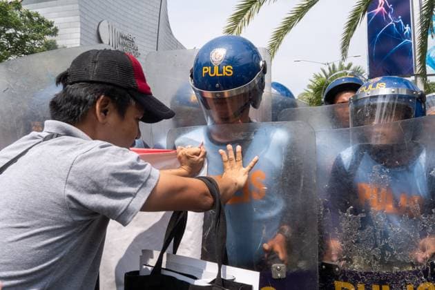 Police Disperse Anti-Rubio Protest Outside ASEAN Meeting in Pasay City PASAY CITY, PHILIPPINES JULY 22, 2026: Protesters from the progressive alliance Bagong Alyansang Makabayan (Bayan) were dispersed by police after attempting to hold a demonstration outside the Philippine International Convention Center (PICC) in Pasay City, where the 59th ASEAN Foreign Ministers Meeting is being held from July 20 24, 2026. The protest sought to condemn the presence of US Secretary of State Marco Rubio, whom demonstrators labeled a war criminal over his alleged role in US military actions abroad. PHOTO BY : Charles Edmon Pasay City Philippines Copyright: x xCharlesxEdmonxS.xPerezx xJNAxPressx