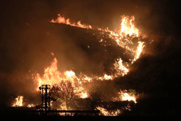 Wildfires continue in Italian island of Sicily PALERMO, ITALY - JULY 22: Wildfires that broke out in several parts of the Italian island of Sicily continue overnight, fueled by strong winds, as firefighters, civil protection teams and forestry crews press on with efforts to contain the blazes near Palermo, Sicily, Italy on July 22, 2026. The wildfires, which started yesterday on the slopes of Mount Longa near the city of Palermo, spread rapidly due to the wind and burned throughout the night. Alberto Lo Bianco Anadolu Palermo Italy. Editorial use only. Please get in touch for any other usage.  Copyright: x2026xAnadoluxAlbertoxLoxBiancox