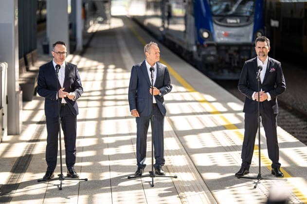 Warszawa 22.07.2026 Poland s Prime Minister Donald Tusk press conference on railway station Warsaw West. July 22, 2026 in Warsaw. --- Konferencja Prasowa Prezesa Rady Ministrow Donalda Tuska na dworcu kolejowym Warszawa Zachodnia w zwiazku z ogloszeniem programu NaszaKolej, 22 lipca 2026. Persons shown : Dariusz Klimczak Donald Tusk Piotr Malepszak Fot. Kai Taller Arena Akcji NEWSPIX.PL --- newspix.pl 