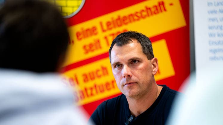 22.07.2026, Deutschland,Sachsen, Bautzen , Markus Bergander, Einsatzleiter der ersten Nacht, informiert während der Pressekonferenz in der Hauptfeuerwache Bautzen über den Einsatz beim Brand eines Batteriespeichers am Schliebenparkplatz. Der betroffene Speichercontainer wird kontrolliert gekühlt und überwacht. *** July 22, 2026, Germany, Saxony, Bautzen—Markus Bergander, incident commander for the first night, provides an update during a press conference at the Bautzen Main Fire Station regarding the response to a fire at a battery storage facility at the Schlieben parking lot. The affected storage container is being cooled in a controlled manner and monitored.