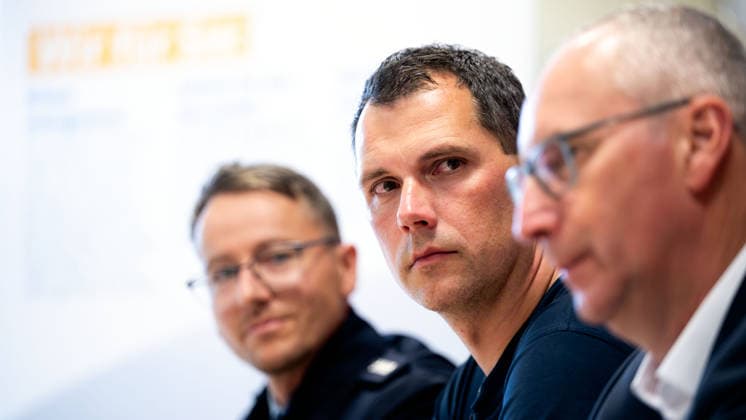 22.07.2026, Deutschland,Sachsen, Bautzen , Markus Bergander, Einsatzleiter der ersten Nacht, informiert während der Pressekonferenz in der Hauptfeuerwache Bautzen über den Einsatz beim Brand eines Batteriespeichers am Schliebenparkplatz. Der betroffene Speichercontainer wird kontrolliert gekühlt und überwacht. *** July 22, 2026, Germany, Saxony, Bautzen—Markus Bergander, incident commander for the first night, provides an update during a press conference at the Bautzen Main Fire Station regarding the response to a fire at a battery storage facility at the Schlieben parking lot. The affected storage container is being cooled in a controlled manner and monitored.