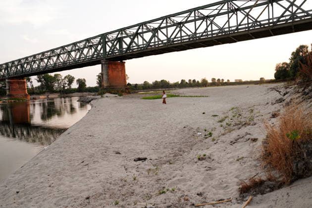 IPA86888814 - Mezzanino, Pavia, Ponte della Becca, July 22, 2026: The Po River has run dry; there is a water emergency and drought affecting Italy’s rivers. The Po River is 3 meters below its normal level, with vast stretches of sand; climate change and global warming  Copyright: xDuilioxPiaggesix xDuilioxPiaggesix 86888814