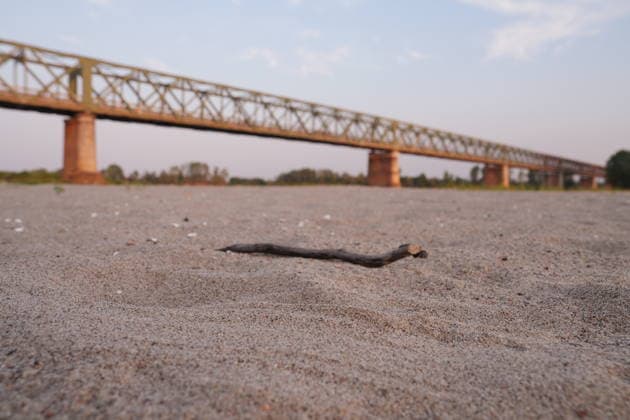 IPA86888835 - Mezzanino, Pavia, Ponte della Becca, July 22, 2026: The Po River has run dry; there is a water emergency and drought affecting Italy’s rivers. The Po River is 3 meters below its normal level, with vast stretches of sand; climate change and global warming  Copyright: xDuilioxPiaggesix xDuilioxPiaggesix 86888835