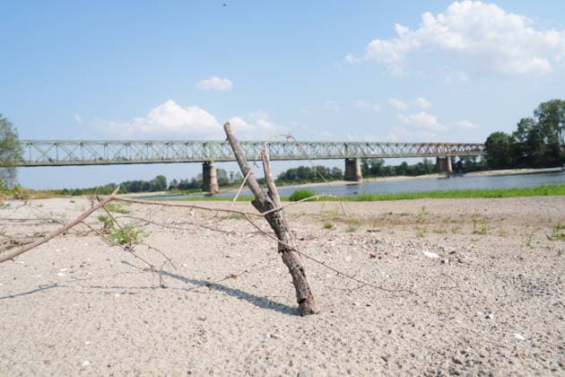 IPA86888871 - Mezzanino, Pavia, Ponte della Becca, July 22, 2026: The Po River has run dry; there is a water emergency and drought affecting Italy’s rivers. The Po River is 3 meters below its normal level, with vast stretches of sand; climate change and global warming  Copyright: xDuilioxPiaggesix xDuilioxPiaggesix 86888871