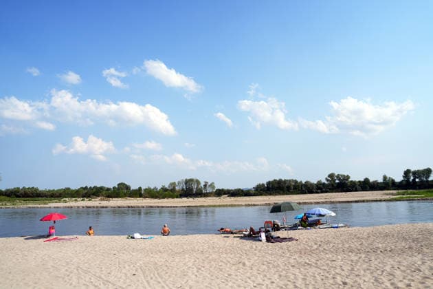 IPA86888884 - Mezzanino, Pavia, Ponte della Becca, July 22, 2026: The Po River has run dry; there is a water emergency and drought affecting Italy’s rivers. The Po River is 3 meters below its normal level, with vast stretches of sand; climate change and global warming  Copyright: xDuilioxPiaggesix xDuilioxPiaggesix 86888884