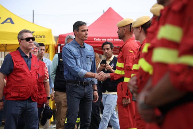 Sánchez and Page Visit the Forward Command Post in Tamajón, Guadalajara, Regarding the La Mierla Fire. Prime Minister Pedro Sánchez 2i , and the President of Castilla-La Mancha, Emiliano García Page 1i, greet the firefighters working on the blaze during a visit to the Forward Command Post for the La Mierla wildfire on July 22, 2026, in Tamajón, Guadalajara, Castilla-La Mancha, Spain. Sánchez visited the Forward Command Post (PMA) facilities to oversee the firefighting efforts and the technical progress of the wildfire that originated in La Mierla on July 16, taking a tour of the affected areas in the region accompanied by the president of Castilla-La Mancha and the Government Delegate in Castilla-La Mancha. JULY 22, 2026 Alejandro Martínez  Copyright: xAlejandroxMartinezxVÃ lezx 7680504