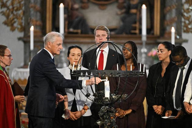 22. juli markering i Oslo domkirke Oslo 20260722. Statsminister Jonas Gahr Store tenner lys under 22. juli markeringen i Oslo Domkirke. I ar er det 15 ar siden terrorangrepet hvor 77 mennesker mistet livet i 2011. Foto: Annika Byrde NTB POOL Oslo Norge YsHXgplVVFI EDITORIAL USE ONLY Ref:_BNC_POLYsHXgplVVFI.jpg *** July 22 commemoration at Oslo Cathedral, Oslo, July 22, 2026 Prime Minister Jonas Gahr Store lights candles during the July 22 commemoration at Oslo Cathedral. This year marks the 15th anniversary of the terrorist attack in which 77 people lost their lives in 2011. Photo: Annika Byrde, NTB POOL Oslo Norway YsHXgplVVFI EDITORIAL USE ONLY Ref BNC POLYsHXgplVVFI jpg  Copyright: xAnnikaxByrdex xNTBx