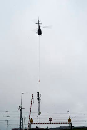 CNTV ALTONA- Hubschrauber im Einsatz bei den Bauarbeiten zur Verlegung des Bahnhofs Hamburg-Altona am 22.07.2026 Hamburg . Aufgrund der engen Platzverhaeltnisse im Stadtgebiet werden alten Signale aus dem Baufeld Gleisanlagen der Deutschen Bahn abtransportiert. Hamburg Deutschland *** CNTV ALTONA: Helicopter in action during construction work to relocate the Hamburg Altona train station on July 22, 2026, in Hamburg. Due to limited space in the urban area, old signals are being removed from the Deutsche Bahn track yard in the construction zone. Hamburg, Germany