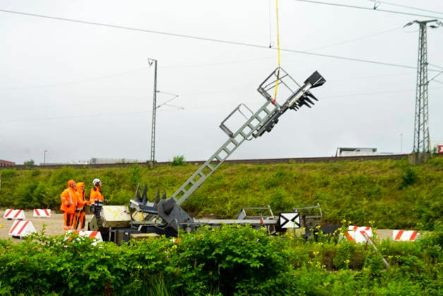 CNTV ALTONA- Hubschrauber im Einsatz bei den Bauarbeiten zur Verlegung des Bahnhofs Hamburg-Altona am 22.07.2026 Hamburg . Aufgrund der engen Platzverhaeltnisse im Stadtgebiet werden alten Signale aus dem Baufeld Gleisanlagen der Deutschen Bahn abtransportiert. Hamburg Deutschland *** CNTV ALTONA: Helicopter in action during construction work to relocate the Hamburg Altona train station on July 22, 2026, in Hamburg. Due to limited space in the urban area, old signals are being removed from the Deutsche Bahn track yard in the construction zone. Hamburg, Germany