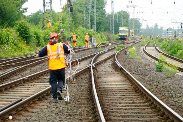 CNTV ALTONA- Hubschrauber im Einsatz bei den Bauarbeiten zur Verlegung des Bahnhofs Hamburg-Altona am 22.07.2026 Hamburg . Aufgrund der engen Platzverhaeltnisse im Stadtgebiet werden alten Signale aus dem Baufeld Gleisanlagen der Deutschen Bahn abtransportiert. Hamburg Deutschland *** CNTV ALTONA: Helicopter in action during construction work to relocate the Hamburg Altona train station on July 22, 2026, in Hamburg. Due to limited space in the urban area, old signals are being removed from the Deutsche Bahn track yard in the construction zone. Hamburg, Germany