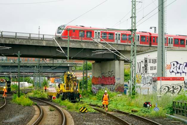 CNTV ALTONA- Hubschrauber im Einsatz bei den Bauarbeiten zur Verlegung des Bahnhofs Hamburg-Altona am 22.07.2026 Hamburg . Aufgrund der engen Platzverhaeltnisse im Stadtgebiet werden alten Signale aus dem Baufeld Gleisanlagen der Deutschen Bahn abtransportiert. Hamburg Deutschland *** CNTV ALTONA: Helicopter in action during construction work to relocate the Hamburg Altona train station on July 22, 2026, in Hamburg. Due to limited space in the urban area, old signals are being removed from the Deutsche Bahn track yard in the construction zone. Hamburg, Germany