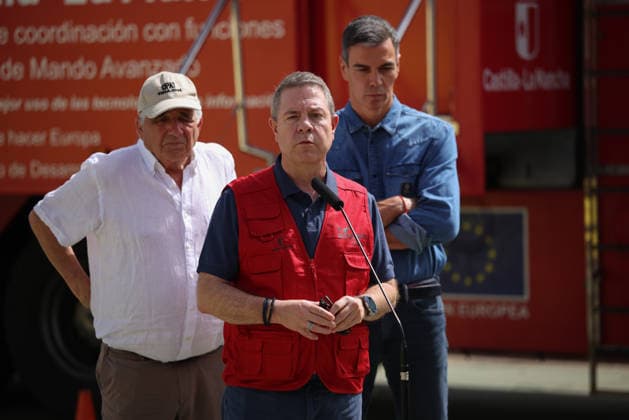 Sánchez and Page Visit the Forward Command Post in Tamajón, Guadalajara, Regarding the La Mierla Fire. Prime Minister Pedro Sánchez, the president of Castilla-La Mancha, Emiliano García Page, and the mayor of Tamajón, Eugenio Esteban de la Morena, made statements to the media following a visit to the Forward Command Post for the La Mierla wildfire on July 22, 2026, in Tamajón, Guadalajara, Castilla-La Mancha, Spain. Sánchez visited the Forward Command Post (PMA) facilities to oversee firefighting efforts and assess the technical progress of the wildfire that originated in La Mierla on July 16, taking a tour of the affected hectares in the region accompanied by the president of Castilla-La Mancha and the Government Delegate in Castilla-La M  Copyright: xAlejandroxMartinezxVÃ lezx 7680612