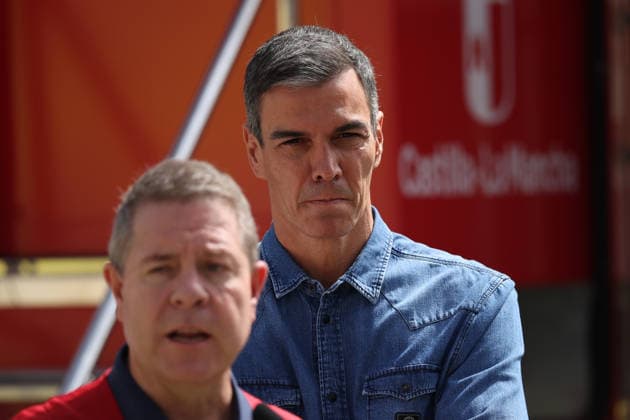 Sánchez and Page Visit the Forward Command Post in Tamajón, Guadalajara, Regarding the La Mierla Fire. Prime Minister Pedro Sánchez, and the President of Castilla-La Mancha, Emiliano García Page, made statements to the media following a visit to the Forward Command Post for the La Mierla wildfire on July 22, 2026, in Tamajón, Guadalajara, Castilla-La Mancha, Spain. Sánchez visited the Forward Command Post (PMA) facilities to oversee firefighting efforts and monitor the technical progress of the wildfire that broke out in La Mierla on July 16, taking a tour of the affected hectares in the region accompanied by the president of Castilla-La Mancha and the Government Delegate in Castilla-La Mancha. JULY 22, 2026 Alejandro Martínez Vé Tamajón,  Copyright: xAlejandroxMartinezxVÃ lezx 7680617