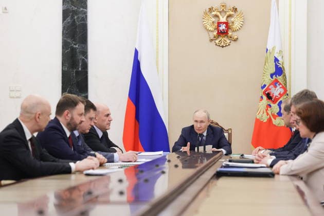 RUSSIA, MOSCOW - JULY 22, 2026: Russia s President Vladimir Putin (C) during a government meeting to discuss economic issues. Alexander Kazakov Russian Presidential Press and Information Office TASS  95320878