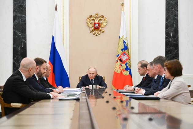 RUSSIA, MOSCOW - JULY 22, 2026: Russia s President Vladimir Putin (C) during a government meeting to discuss economic issues. Alexander Kazakov Russian Presidential Press and Information Office TASS  95320880