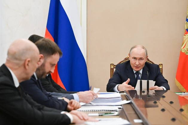 RUSSIA, MOSCOW - JULY 22, 2026: Russia s President Vladimir Putin (R) during a government meeting to discuss economic issues. Alexander Kazakov Russian Presidential Press and Information Office TASS  95320882