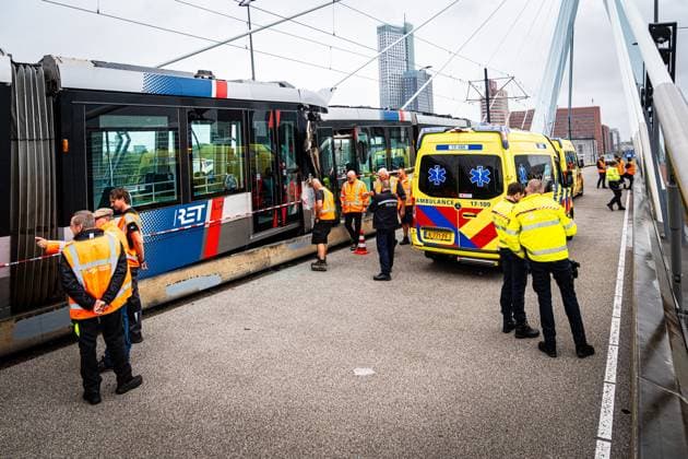 ROTTERDAM - Two trams collided on the Erasmus Bridge in Rotterdam. Eighteen people were injured in the incident, two of them seriously, the safety region reports. MEDIATV ANP netherlands out - belgium out  Copyright: xx x564050972x originalFilename: 564050972.jpg