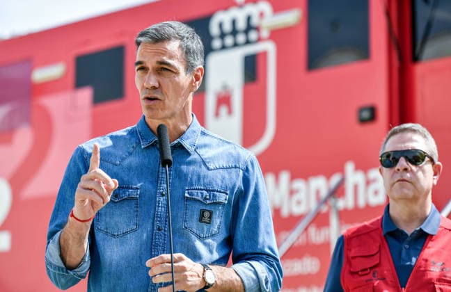Sánchez and Page Visit the Forward Command Post in Tamajón, Guadalajara, Regarding the La Mierla Fire Prime Minister Pedro Sánchez (left) and the President of Castilla-La Mancha, Emiliano García Page (right), during a visit to the Forward Command Post regarding the La Mierla fire, on July 22, 2026, in Tamajón, Guadalajara, Castilla-La Mancha, Spain. Sánchez visited the Forward Command Post (PMA) facilities to oversee firefighting efforts and monitor the technical progress of the wildfire that broke out in La Mierla on July 16, taking a tour of the affected hectares in the region accompanied by the president of Castilla-La Mancha and the Government Delegate in Castilla-La Mancha. JULY 22, 2026 Rafael Martí Tamajón, Guadalajara, Castilla-La  Copyright: xRafaelxMartinx 7680741