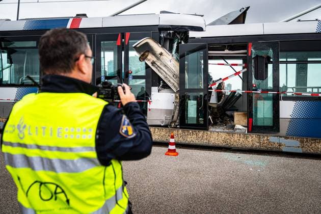 ROTTERDAM - Two trams collided on the Erasmus Bridge in Rotterdam. Eighteen people were injured in the incident, two of them seriously, the safety region reports. MEDIATV ANP netherlands out - belgium out  Copyright: xx x564051418x originalFilename: 564051418.jpg