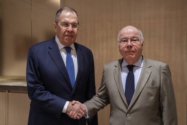 PHILIPPINES, MANILA - JULY 22, 2026: Russia s Minister of Foreign Affairs Sergei Lavrov (L) and Brazil s Minister of Foreign Affairs Mauro Vieira shake hands during a meeting on the sidelines of ASEAN-led events. Video grab. Best quality available. Russian Foreign Ministry TASS  95321399