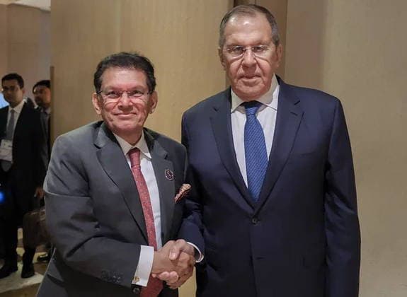 PHILIPPINES, MANILA - JULY 22, 2026: Bangladesh s Minister of Foreign Affairs Khalilur Rahman (L) and Russia s Minister of Foreign Affairs Sergei Lavrov shake hands during a meeting on the sidelines of ASEAN-led events. Video grab. Best quality available Manila Philippines  - ZUMAt113 20260722_zaa_t113_014 Copyright: xRussianxForeignxMinistryx