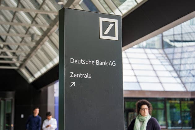 Razzia bei Deutscher Bank Ermittler durchsuchen Zentrale wegen Postbank-Steuergeschäften Am 22.07.2026 durchsuchten Ermittler die Zentrale der Deutschen Bank in Frankfurt am Main. Im Mittelpunkt der Ermittlungen stehen Cum-Cum-Steuergeschäfte der zum Konzern gehörenden Postbank aus den Jahren 2008 bis 2010. Die Staatsanwaltschaft vermutet einen Steuerschaden von mehr als 350 Millionen Euro und führt zehn ehemalige Verantwortliche der Postbank als Beschuldigte. Die Deutsche Bank selbst steht nicht im Fokus der Durchsuchung, bestätigte jedoch die Vorgänge und erklärte, als Drittpartei untersucht zu werden Frankfurt am Main Hessen Deutschland *** Raid on Deutsche Bank: Investigators Search Headquarters Over Postbank Tax Schemes On