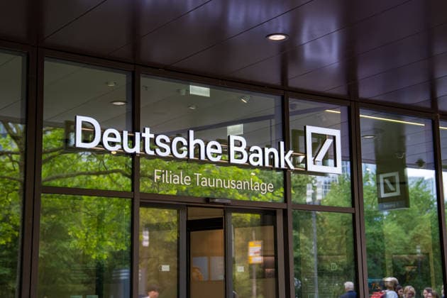Razzia bei Deutscher Bank Ermittler durchsuchen Zentrale wegen Postbank-Steuergeschäften Am 22.07.2026 durchsuchten Ermittler die Zentrale der Deutschen Bank in Frankfurt am Main. Im Mittelpunkt der Ermittlungen stehen Cum-Cum-Steuergeschäfte der zum Konzern gehörenden Postbank aus den Jahren 2008 bis 2010. Die Staatsanwaltschaft vermutet einen Steuerschaden von mehr als 350 Millionen Euro und führt zehn ehemalige Verantwortliche der Postbank als Beschuldigte. Die Deutsche Bank selbst steht nicht im Fokus der Durchsuchung, bestätigte jedoch die Vorgänge und erklärte, als Drittpartei untersucht zu werden Frankfurt am Main Hessen Deutschland *** Raid on Deutsche Bank: Investigators Search Headquarters Over Postbank Tax Schemes On
