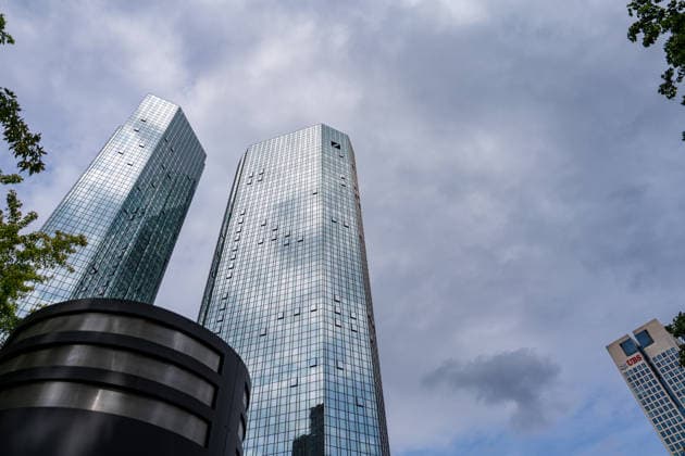 Razzia bei Deutscher Bank Ermittler durchsuchen Zentrale wegen Postbank-Steuergeschäften Am 22.07.2026 durchsuchten Ermittler die Zentrale der Deutschen Bank in Frankfurt am Main. Im Mittelpunkt der Ermittlungen stehen Cum-Cum-Steuergeschäfte der zum Konzern gehörenden Postbank aus den Jahren 2008 bis 2010. Die Staatsanwaltschaft vermutet einen Steuerschaden von mehr als 350 Millionen Euro und führt zehn ehemalige Verantwortliche der Postbank als Beschuldigte. Die Deutsche Bank selbst steht nicht im Fokus der Durchsuchung, bestätigte jedoch die Vorgänge und erklärte, als Drittpartei untersucht zu werden Frankfurt am Main Hessen Deutschland *** Raid on Deutsche Bank: Investigators Search Headquarters Over Postbank Tax Schemes On