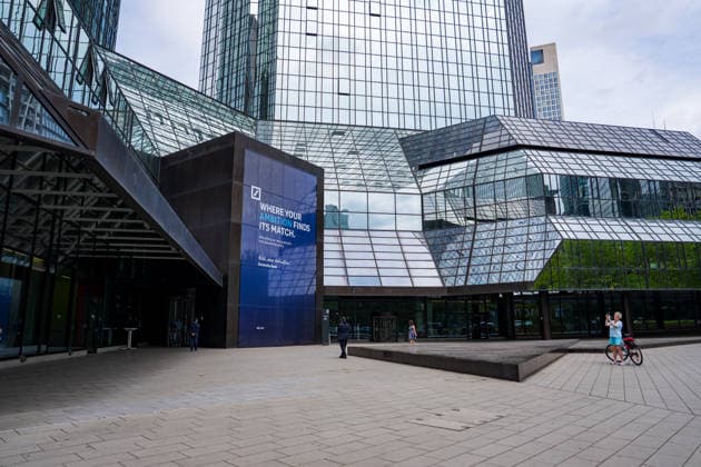 Razzia bei Deutscher Bank Ermittler durchsuchen Zentrale wegen Postbank-Steuergeschäften Am 22.07.2026 durchsuchten Ermittler die Zentrale der Deutschen Bank in Frankfurt am Main. Im Mittelpunkt der Ermittlungen stehen Cum-Cum-Steuergeschäfte der zum Konzern gehörenden Postbank aus den Jahren 2008 bis 2010. Die Staatsanwaltschaft vermutet einen Steuerschaden von mehr als 350 Millionen Euro und führt zehn ehemalige Verantwortliche der Postbank als Beschuldigte. Die Deutsche Bank selbst steht nicht im Fokus der Durchsuchung, bestätigte jedoch die Vorgänge und erklärte, als Drittpartei untersucht zu werden Frankfurt am Main Hessen Deutschland *** Raid on Deutsche Bank: Investigators Search Headquarters Over Postbank Tax Schemes On