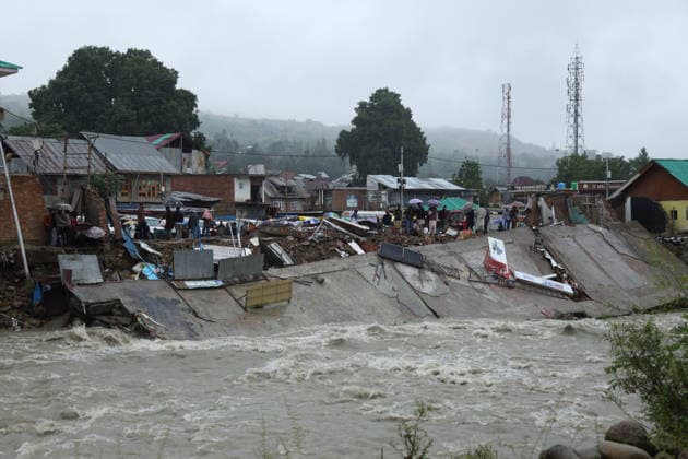 Indien, Flut zerstört Einkaufszentrum nach Starkregen in Beerwah, Budgam July 22, 2026, Budgam, Jammu And Kashmir, India: A municipal shopping complex lies in ruins after raging floodwaters from the swollen Sukhnag Nallah washed away dozens of shops following heavy rainfall in Beerwah, in Budgam district, Indian Kashmir, July 22, 2026. Budgam India - ZUMAz120 20260722_zip_z120_001 Copyright: xBasitxZargarx