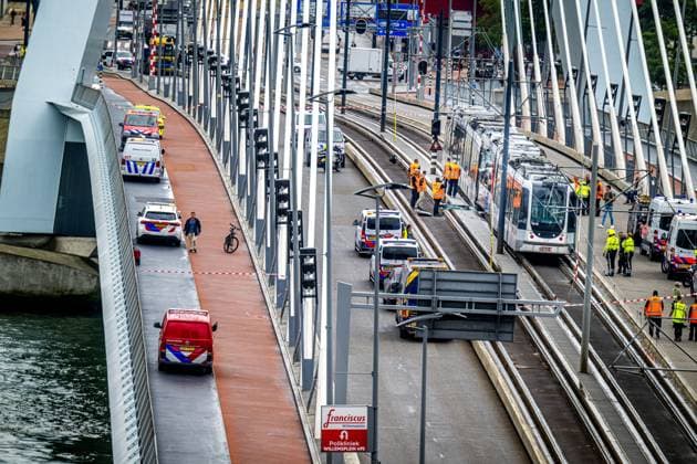 ROTTERDAM - Two trams collided on the Erasmus Bridge in Rotterdam. Eighteen people were injured in the incident, two of them seriously, the safety region reports. FRANK DE ROO ANP netherlands out - belgium out  Copyright: xx x564052404x originalFilename: 564052404.jpg