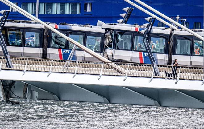 ROTTERDAM - Two trams collided on the Erasmus Bridge in Rotterdam. Eighteen people were injured in the incident, two of them seriously, the safety region reports. FRANK DE ROO ANP netherlands out - belgium out  Copyright: xx x564052434x originalFilename: 564052434.jpg