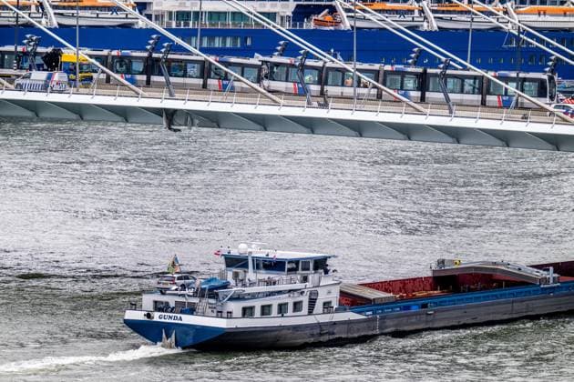 ROTTERDAM - Two trams collided on the Erasmus Bridge in Rotterdam. Eighteen people were injured in the incident, two of them seriously, the safety region reports. FRANK DE ROO ANP netherlands out - belgium out  Copyright: xx x564052494x originalFilename: 564052494.jpg