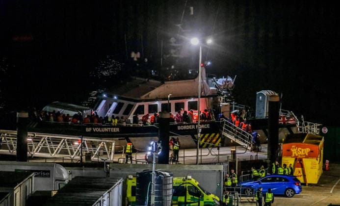 Großbritannien, Grenzschutz stoppt Migrantenboote im Kanal bei Dover Border force intercepts small boats carrying migrants in the English Channel near Dover DOVER, UNITED KINGDOM - JULY 22: Migrants are escorted onto shore by Border Force officers after being intercepted while attempting to cross the English Channel in small boats toward the UK, in Dover on July 22, 2026. These arrivals mark the first migrant crossings to reach British shores in 11 days, and the first under the administration of newly appointed Prime Minister Andy Burnham (not seen). Stuart Brock Anadolu Dover United Kingdom. Editorial use only. Please get in touch for any other usage.  Copyright: x2026xAnadoluxStuartxBrockx