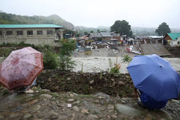 Indien, Flut zerstört Einkaufszentrum nach Starkregen in Beerwah, Budgam July 22, 2026, Budgam, Jammu And Kashmir, India: People look on after floodwaters from the swollen Sukhnag Nallah swept away a municipal shopping complex following heavy rainfall in Beerwah, in Budgam district, Kashmir, July 22, 2026. Budgam India - ZUMAz120 20260722_zip_z120_003 Copyright: xBasitxZargarx