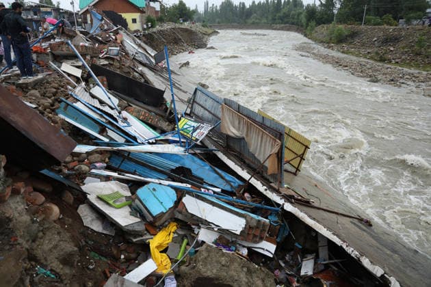 Indien, Flut zerstört Einkaufszentrum nach Starkregen in Beerwah, Budgam July 22, 2026, Budgam, Jammu And Kashmir, India: Debris from a municipal shopping complex is seen after floodwaters from the swollen Sukhnag Nallah swept away dozens of shops following heavy rainfall in Beerwah, in Budgam district, Kashmir, July 22, 2026. Budgam India - ZUMAz120 20260722_zip_z120_005 Copyright: xBasitxZargarx
