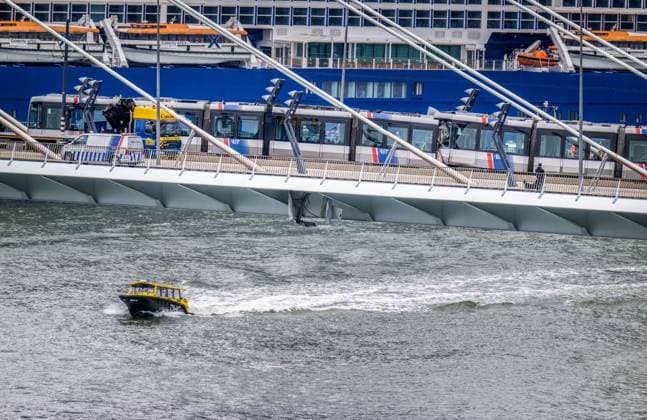 ROTTERDAM - Two trams collided on the Erasmus Bridge in Rotterdam. Eighteen people were injured in the incident, two of them seriously, the safety region reports. FRANK DE ROO ANP netherlands out - belgium out  Copyright: xx x564052515x originalFilename: 564052515.jpg