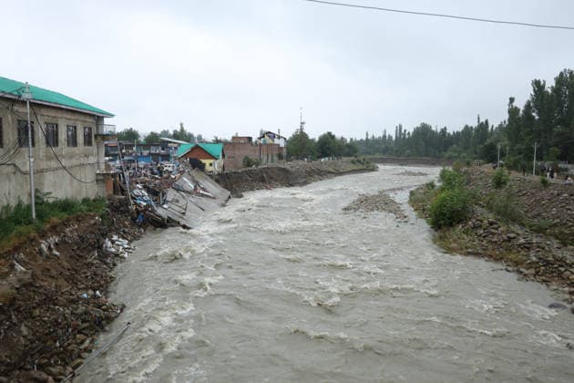 Indien, Flut zerstört Einkaufszentrum nach Starkregen in Beerwah, Budgam July 22, 2026, Budgam, Jammu And Kashmir, India: A municipal shopping complex lies in ruins after raging floodwaters from the swollen Sukhnag Nallah washed away dozens of shops following heavy rainfall in Beerwah, in Budgam district, Indian Kashmir, July 22, 2026. Budgam India - ZUMAz120 20260722_zip_z120_004 Copyright: xBasitxZargarx
