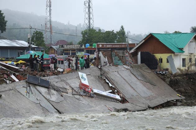 Indien, Flut zerstört Einkaufszentrum nach Starkregen in Beerwah, Budgam July 22, 2026, Budgam, Jammu And Kashmir, India: People look on after floodwaters from the swollen Sukhnag Nallah swept away a municipal shopping complex following heavy rainfall in Beerwah, in Budgam district, Kashmir, July 22, 2026. Budgam India - ZUMAz120 20260722_zip_z120_006 Copyright: xBasitxZargarx