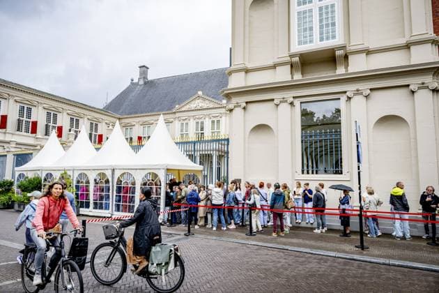 THE HAGUE - People are queuing during the opening to the public of Noordeinde Palace and the Royal Stables. In total, more than 43,000 visitors are allowed to view the King s working palace and the stables. ROBIN UTRECHT ANP netherlands out - belgium out  Copyright: xx x564052839x originalFilename: 564052839.jpg