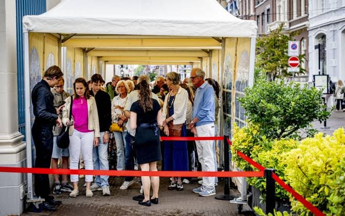 THE HAGUE - People are queuing during the opening to the public of Noordeinde Palace and the Royal Stables. In total, more than 43,000 visitors are allowed to view the King s working palace and the stables. ROBIN UTRECHT ANP netherlands out - belgium out  Copyright: xx x564052844x originalFilename: 564052844.jpg