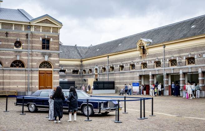 THE HAGUE - The public during the opening to the public of Noordeinde Palace and the Royal Stables. In total, more than 43,000 visitors are allowed to view the King s working palace and the stables. ROBIN UTRECHT ANP netherlands out - belgium out  Copyright: xx x564053123x originalFilename: 564053123.jpg
