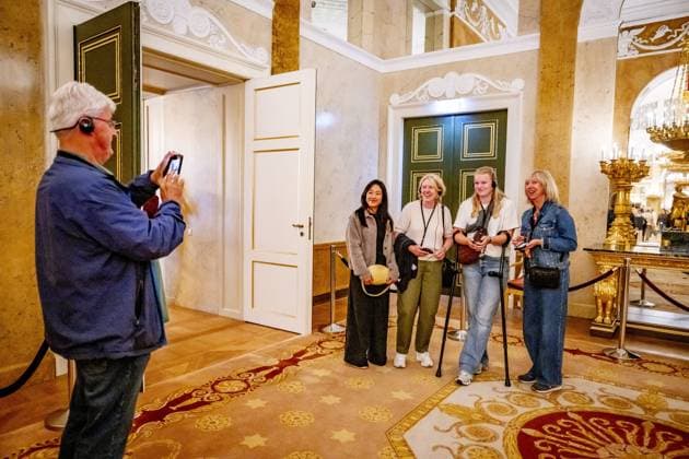THE HAGUE - The public during the opening to the public of Noordeinde Palace and the Royal Stables. In total, more than 43,000 visitors are allowed to view the King s working palace and the stables. ROBIN UTRECHT ANP netherlands out - belgium out  Copyright: xx x564053026x originalFilename: 564053026.jpg