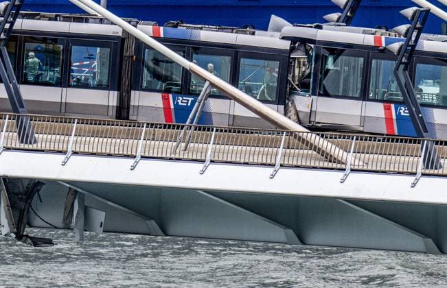 ROTTERDAM - Two trams collided on the Erasmus Bridge in Rotterdam. Eighteen people were injured in the incident, two of them seriously, the safety region reports. FRANK DE ROO ANP netherlands out - belgium out  Copyright: xx x564053405x originalFilename: 564053405.jpg