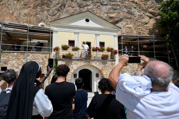 ITALY - POPE LEO XIV DURING HIS VISIT TO THE SANCTUARY OF THE HOLY TRINITY IN VALLEPIETRA - 2026 7 22 Italy, Vellepietra , Vatican, 2026 7 22 Pope Leo XIV during his visit to the Sanctuary of the Holy Trinity in Vallepietra. EDITORIAL USE ONLY - NO BOOKS Copyright: xVATICANxMEDIAx