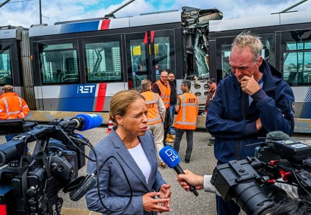 ROTTERDAM - Mayor Carola Schouten of Rotterdam on the Erasmus Bridge with the tram accident in the background, in which several people were injured. FRANK DE ROO ANP netherlands out - belgium out  Copyright: xx x564057043x originalFilename: 564057043.jpg