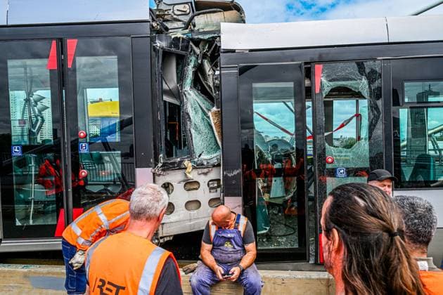 ROTTERDAM - Two trams collided on the Erasmus Bridge in Rotterdam. Eighteen people were injured in the incident, two of them seriously, the safety region reports. FRANK DE ROO ANP netherlands out - belgium out  Copyright: xx x564057188x originalFilename: 564057188.jpg